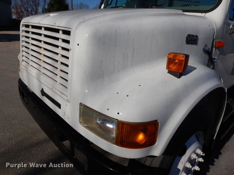 image for item DI8090 2000 International 4700  flatbed truck