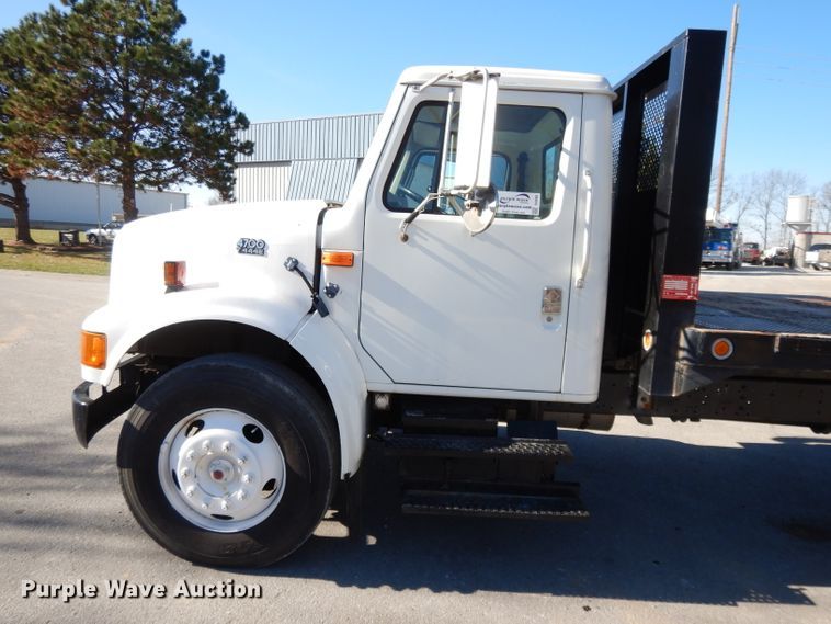 image for item DI8090 2000 International 4700  flatbed truck