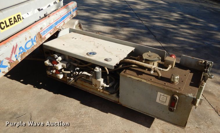 image for item DI8095 2005 Skyjack SJIII 4632  scissor lift