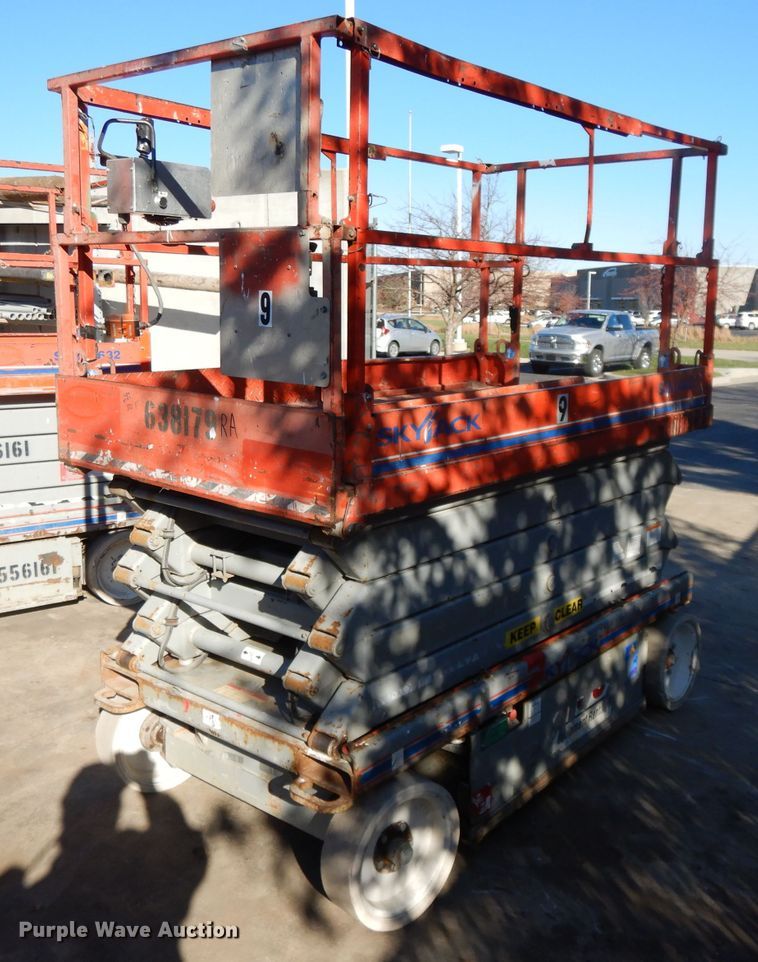 image for item DI8096 2006 Skyjack SJIII 4632  scissor lift