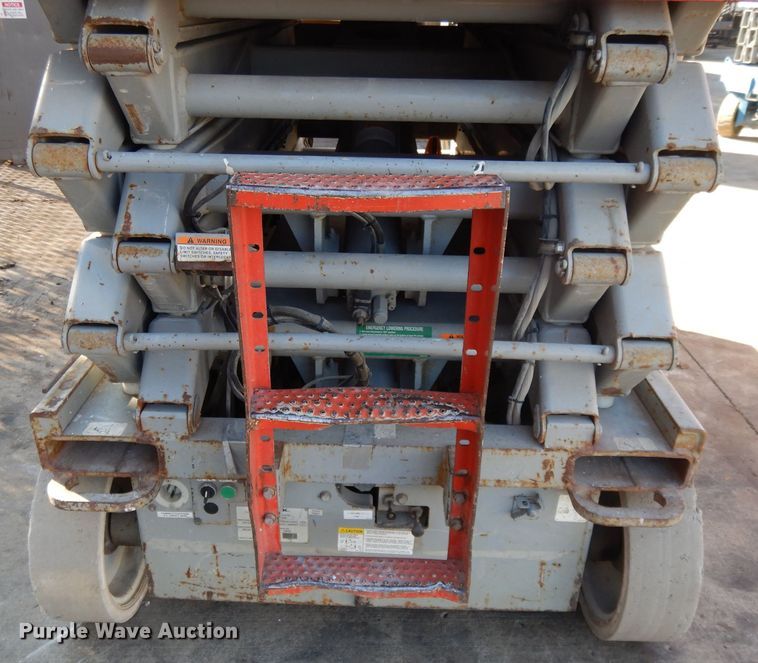 image for item DI8096 2006 Skyjack SJIII 4632  scissor lift