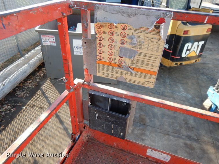 image for item DI8096 2006 Skyjack SJIII 4632  scissor lift