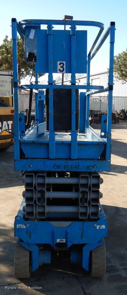 image for item DI8098 2006 Genie GS-2632  scissor lift