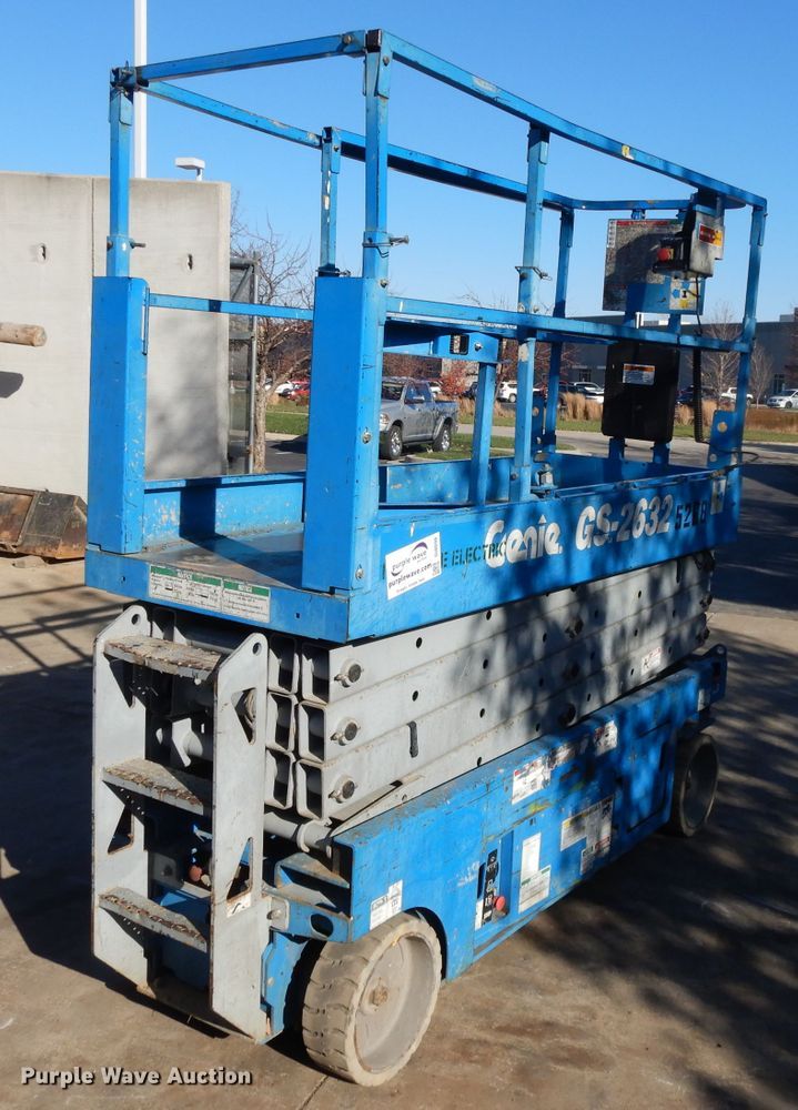 image for item DI8098 2006 Genie GS-2632  scissor lift