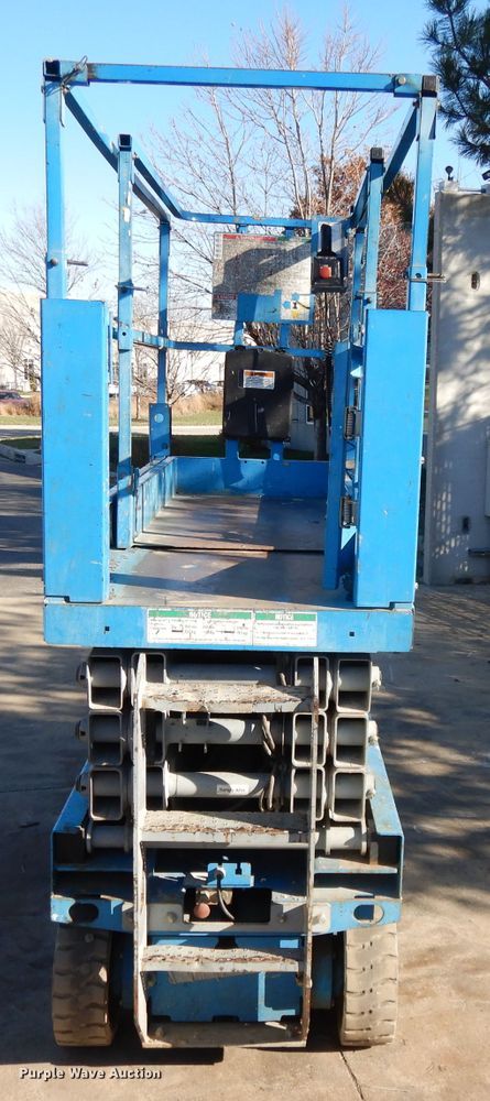 image for item DI8098 2006 Genie GS-2632  scissor lift