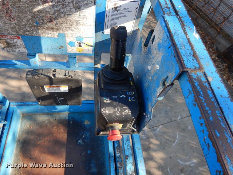 image for item DI8098 2006 Genie GS-2632  scissor lift