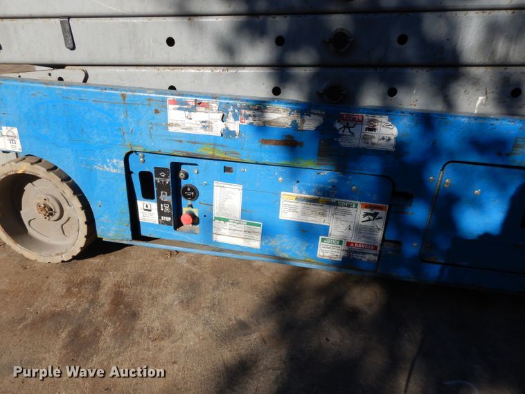 image for item DI8098 2006 Genie GS-2632  scissor lift
