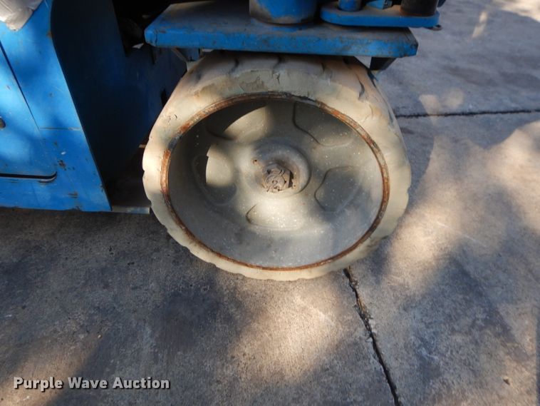 image for item DI8098 2006 Genie GS-2632  scissor lift