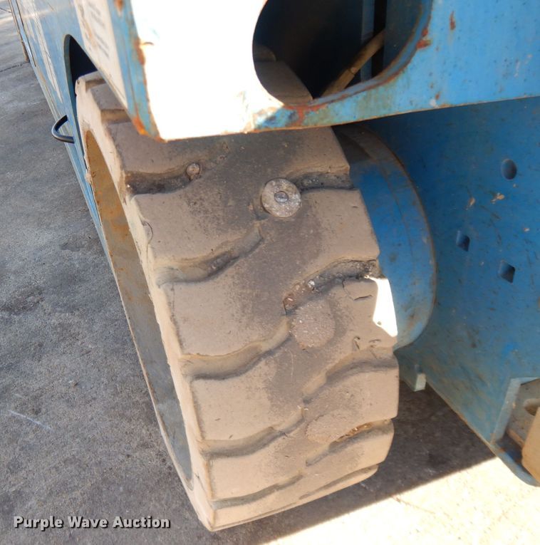 image for item DI8098 2006 Genie GS-2632  scissor lift