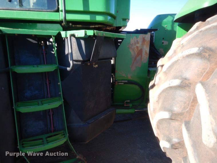 image for item DJ2082 2006 John Deere 9520  Scraper Special 4WD tractor