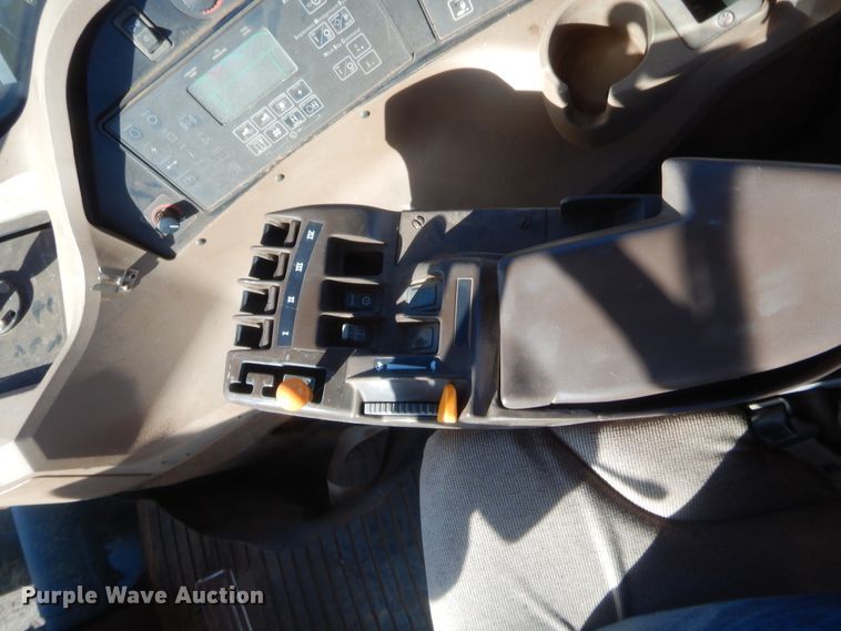 image for item DJ2082 2006 John Deere 9520  Scraper Special 4WD tractor