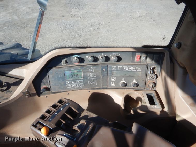 image for item DJ2082 2006 John Deere 9520  Scraper Special 4WD tractor