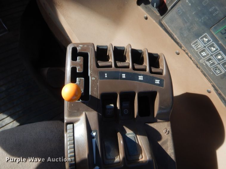 image for item DJ2082 2006 John Deere 9520  Scraper Special 4WD tractor