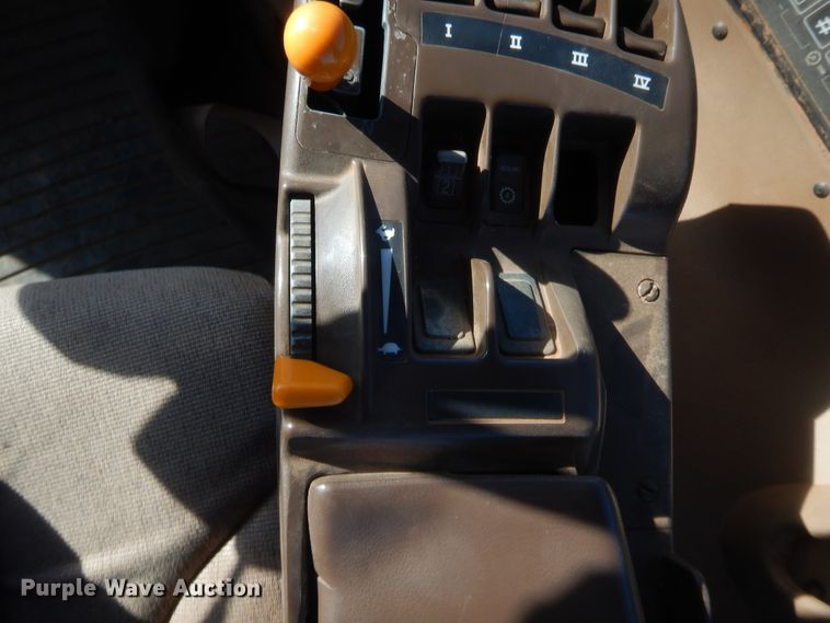 image for item DJ2082 2006 John Deere 9520  Scraper Special 4WD tractor