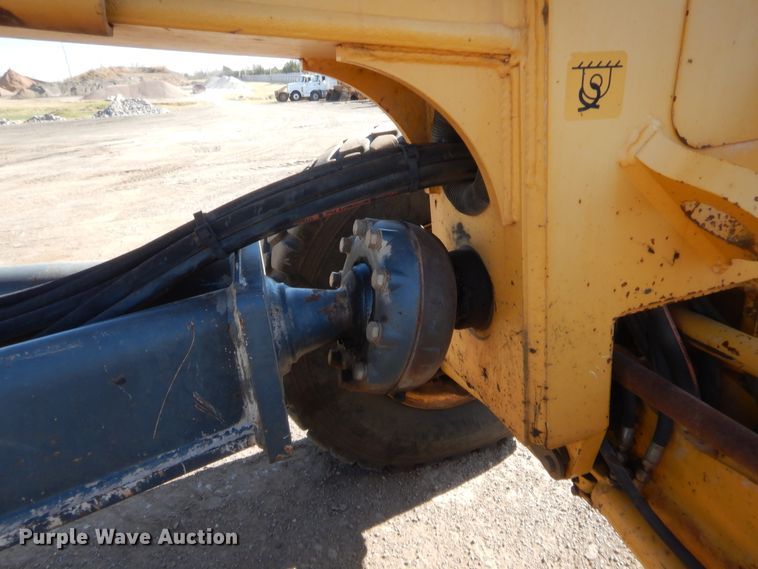image for item DJ2087 2005 John Deere 672D  motor grader