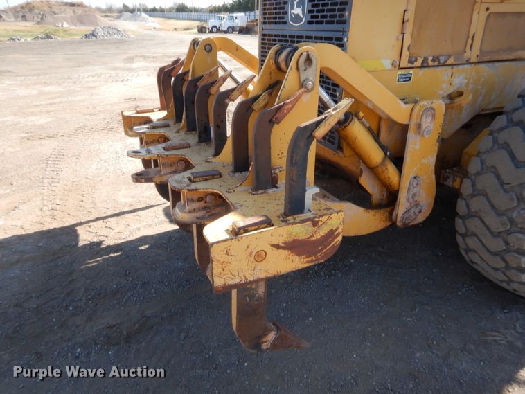 image for item DJ2087 2005 John Deere 672D  motor grader