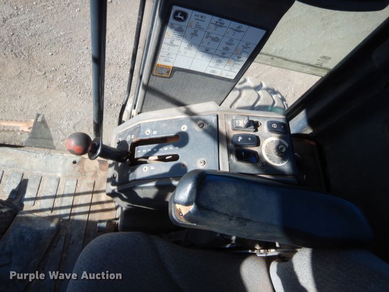 image for item DJ2087 2005 John Deere 672D  motor grader