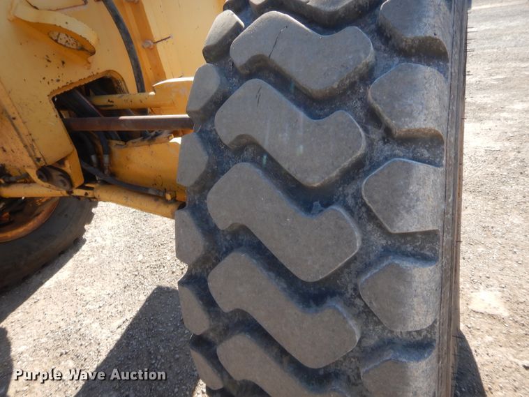 image for item DJ2087 2005 John Deere 672D  motor grader