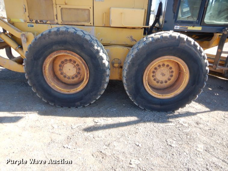 image for item DJ2087 2005 John Deere 672D  motor grader