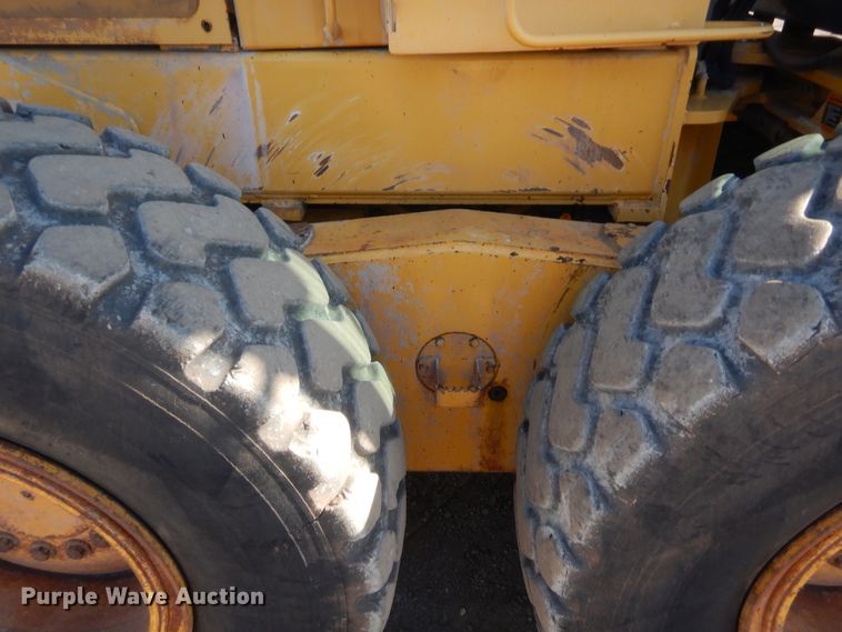 image for item DJ2087 2005 John Deere 672D  motor grader