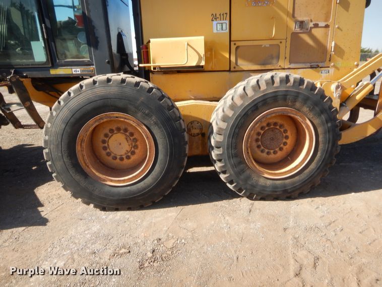 image for item DJ2087 2005 John Deere 672D  motor grader