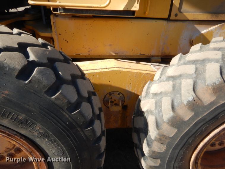 image for item DJ2087 2005 John Deere 672D  motor grader