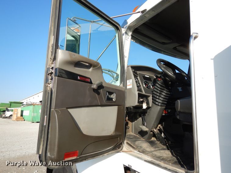 image for item DJ5775 2014 Kenworth T370  service truck