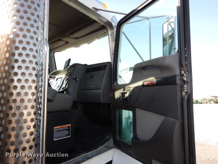 image for item DJ5775 2014 Kenworth T370  service truck