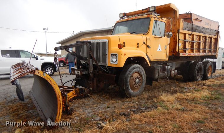 image for item DJ5789 1985 International F2554  dump truck