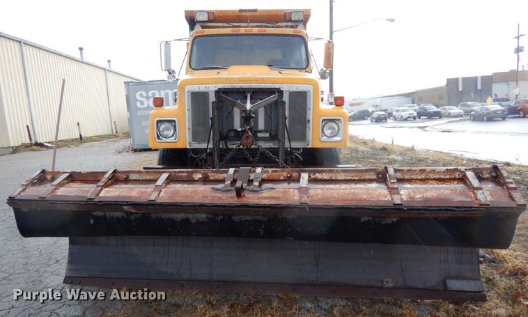 image for item DJ5789 1985 International F2554  dump truck