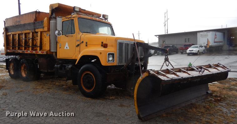 image for item DJ5789 1985 International F2554  dump truck