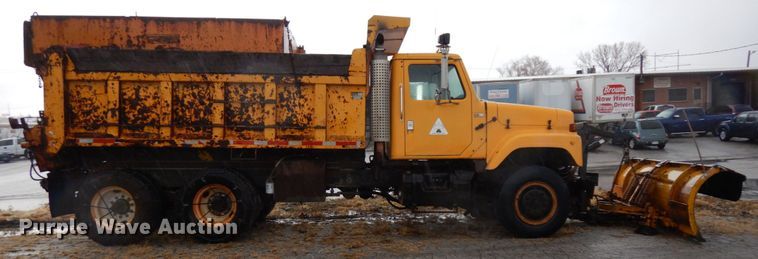 image for item DJ5789 1985 International F2554  dump truck