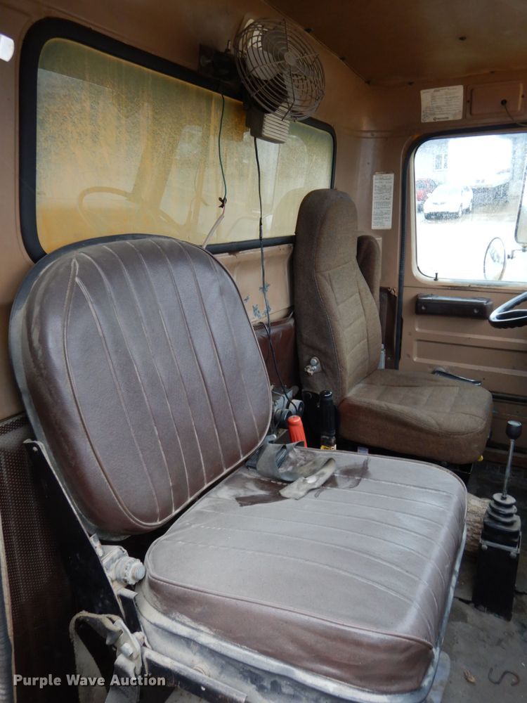 image for item DJ5789 1985 International F2554  dump truck