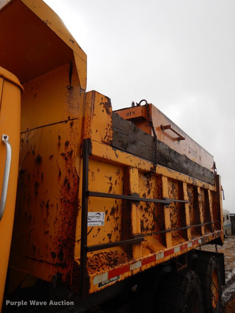 image for item DJ5789 1985 International F2554  dump truck