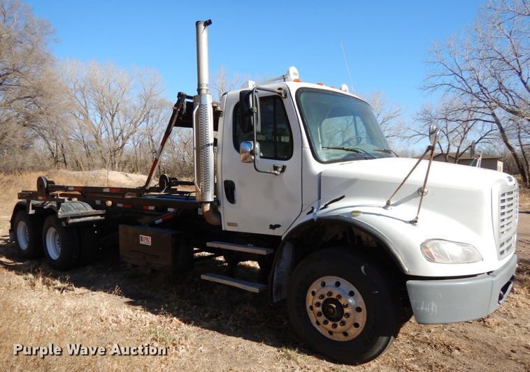 image for item DJ5821 2007 Freightliner Business Class M2  roll-off container truck