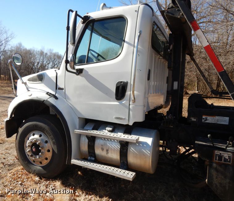 image for item DJ5821 2007 Freightliner Business Class M2  roll-off container truck