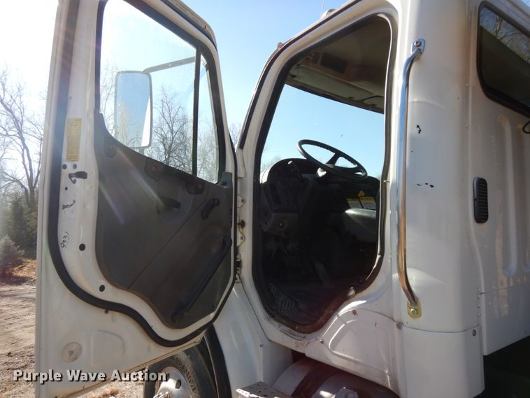 image for item DJ5821 2007 Freightliner Business Class M2  roll-off container truck