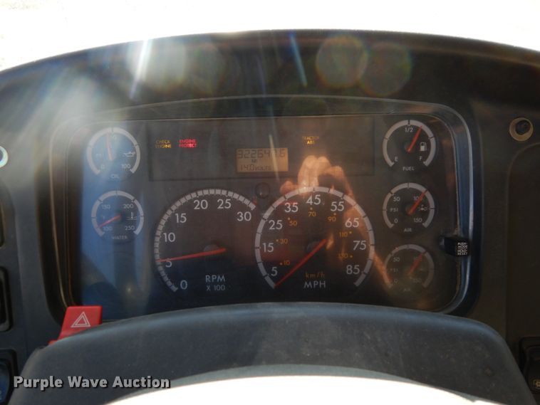 image for item DJ5821 2007 Freightliner Business Class M2  roll-off container truck