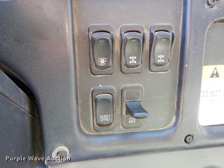 image for item DJ5821 2007 Freightliner Business Class M2  roll-off container truck