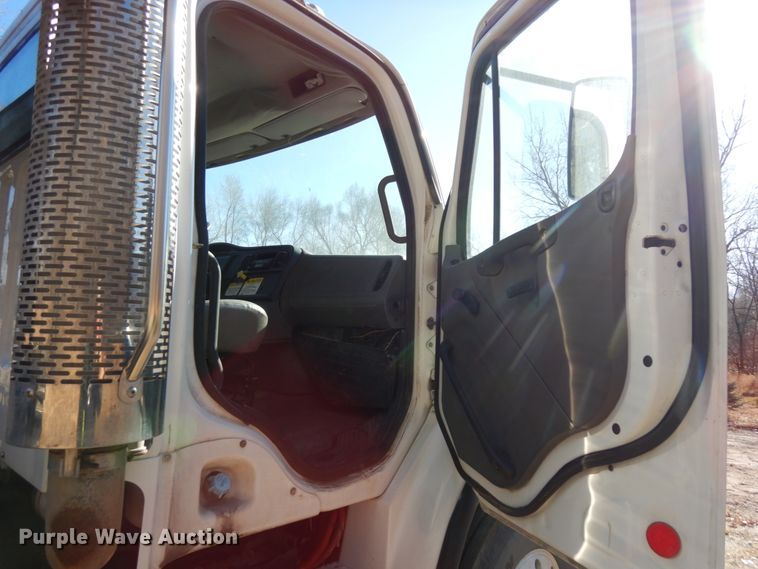 image for item DJ5821 2007 Freightliner Business Class M2  roll-off container truck