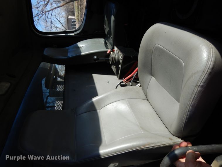 image for item DJ5821 2007 Freightliner Business Class M2  roll-off container truck