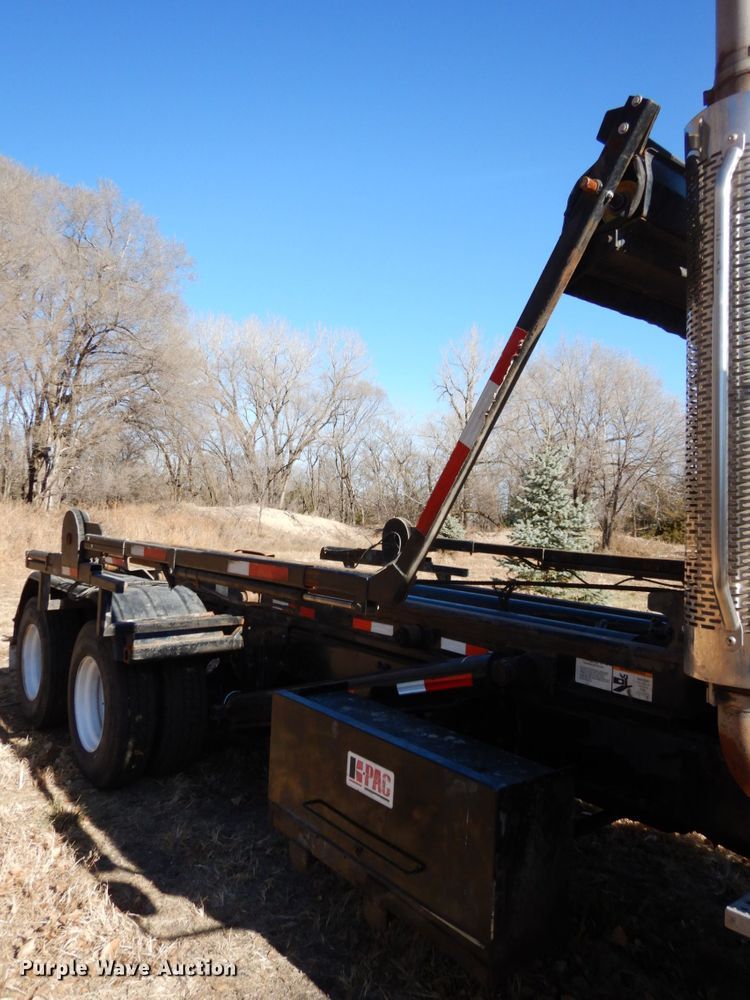 image for item DJ5821 2007 Freightliner Business Class M2  roll-off container truck