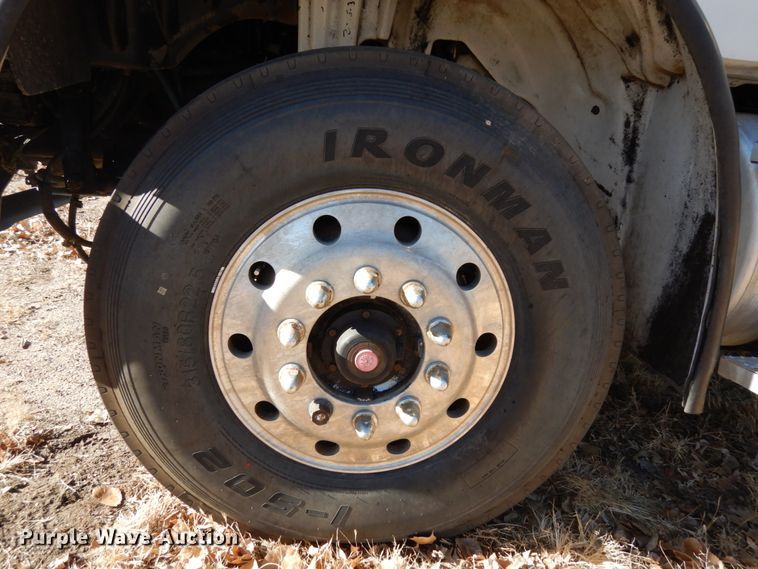 image for item DJ5821 2007 Freightliner Business Class M2  roll-off container truck