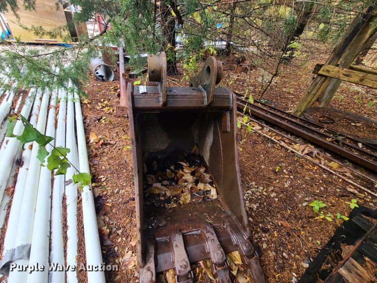 image for item EL9563 WB 18"W excavator bucket