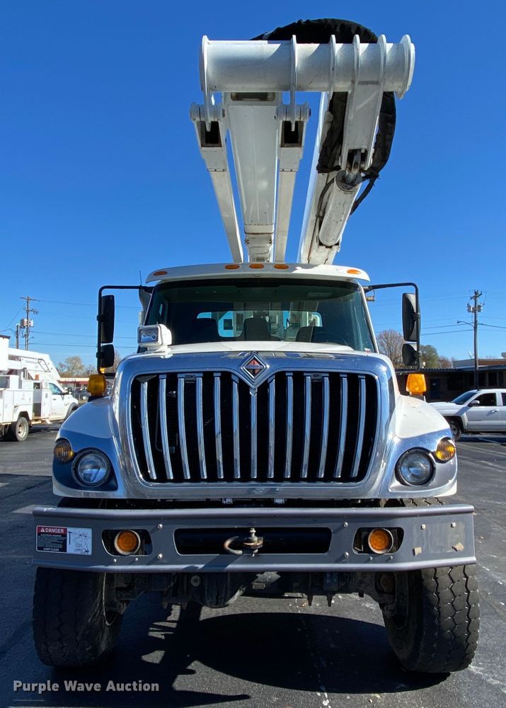 image for item EL9582 2008 International 7400  bucket truck
