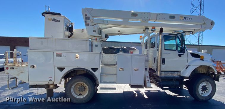 image for item EL9582 2008 International 7400  bucket truck