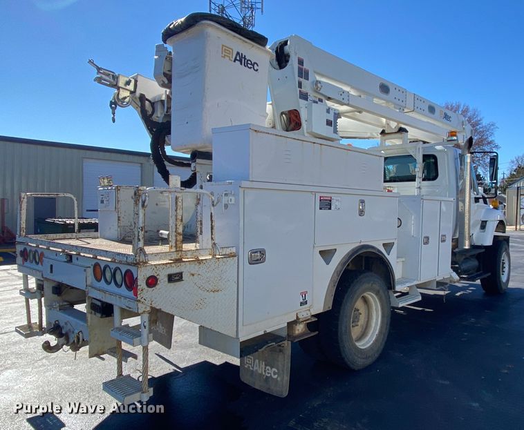 image for item EL9582 2008 International 7400  bucket truck