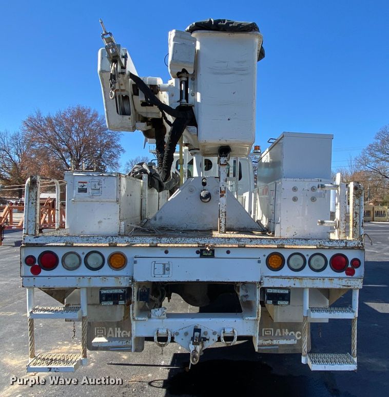 image for item EL9582 2008 International 7400  bucket truck