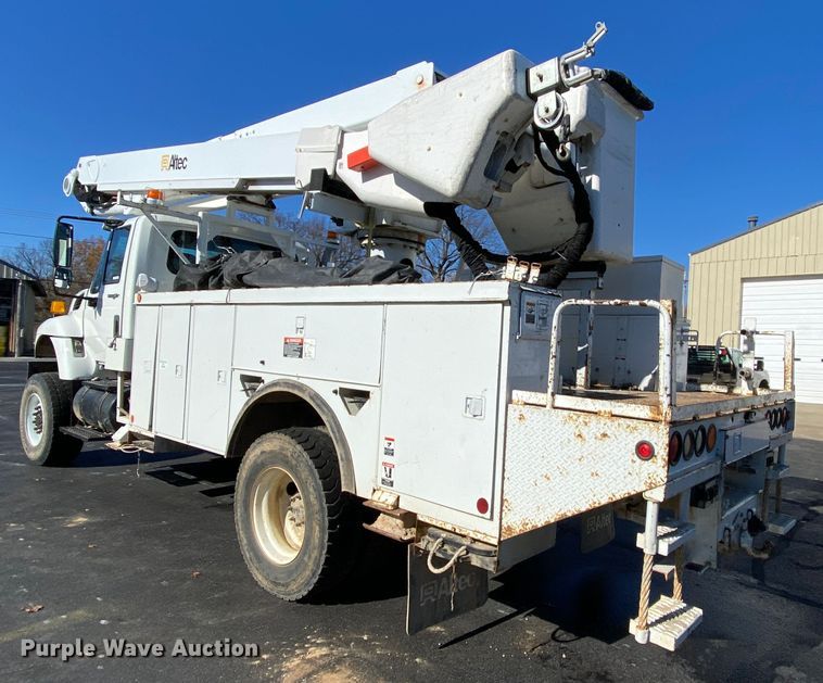 image for item EL9582 2008 International 7400  bucket truck