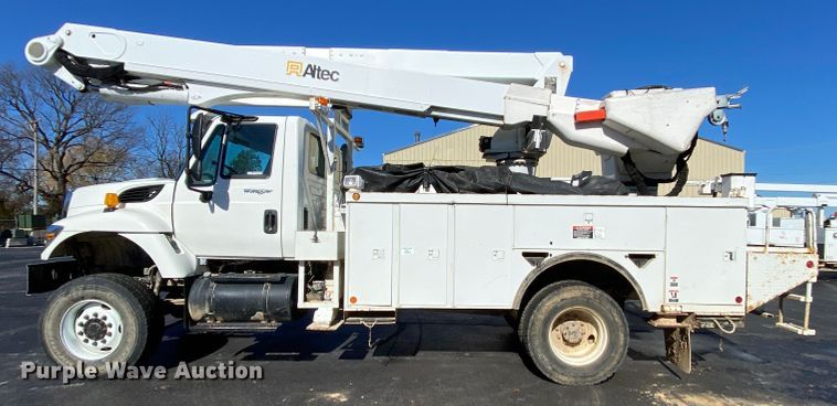 image for item EL9582 2008 International 7400  bucket truck